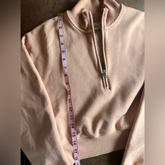 Wilfred (Aritzia) xsmall women’s peach/coral cropped sweatshirt, half zip - Picture 9 of 12
